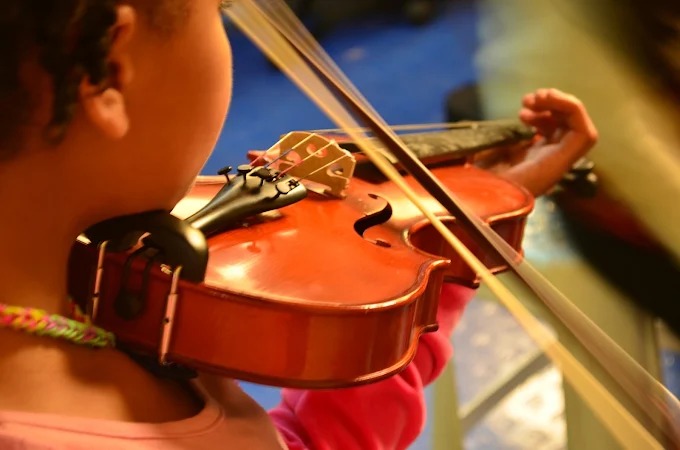 Estudiante de KIRU tocando violín