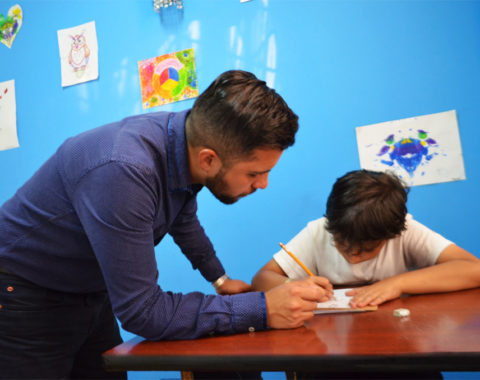 kiru-profe-nino-dibujando-1024-sin-logo